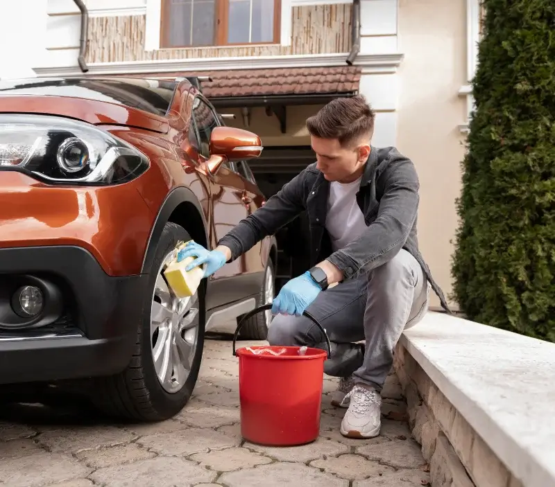 Lavage auto à domicile Saint-Seurin-de-Prats : professionnel intervenant sur un véhicule
